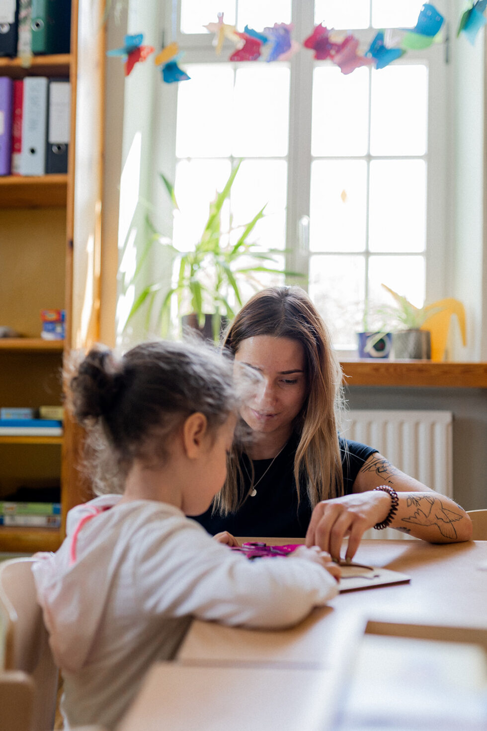 Erzieherin des Kindergartens Luisenstraße mit Kind.